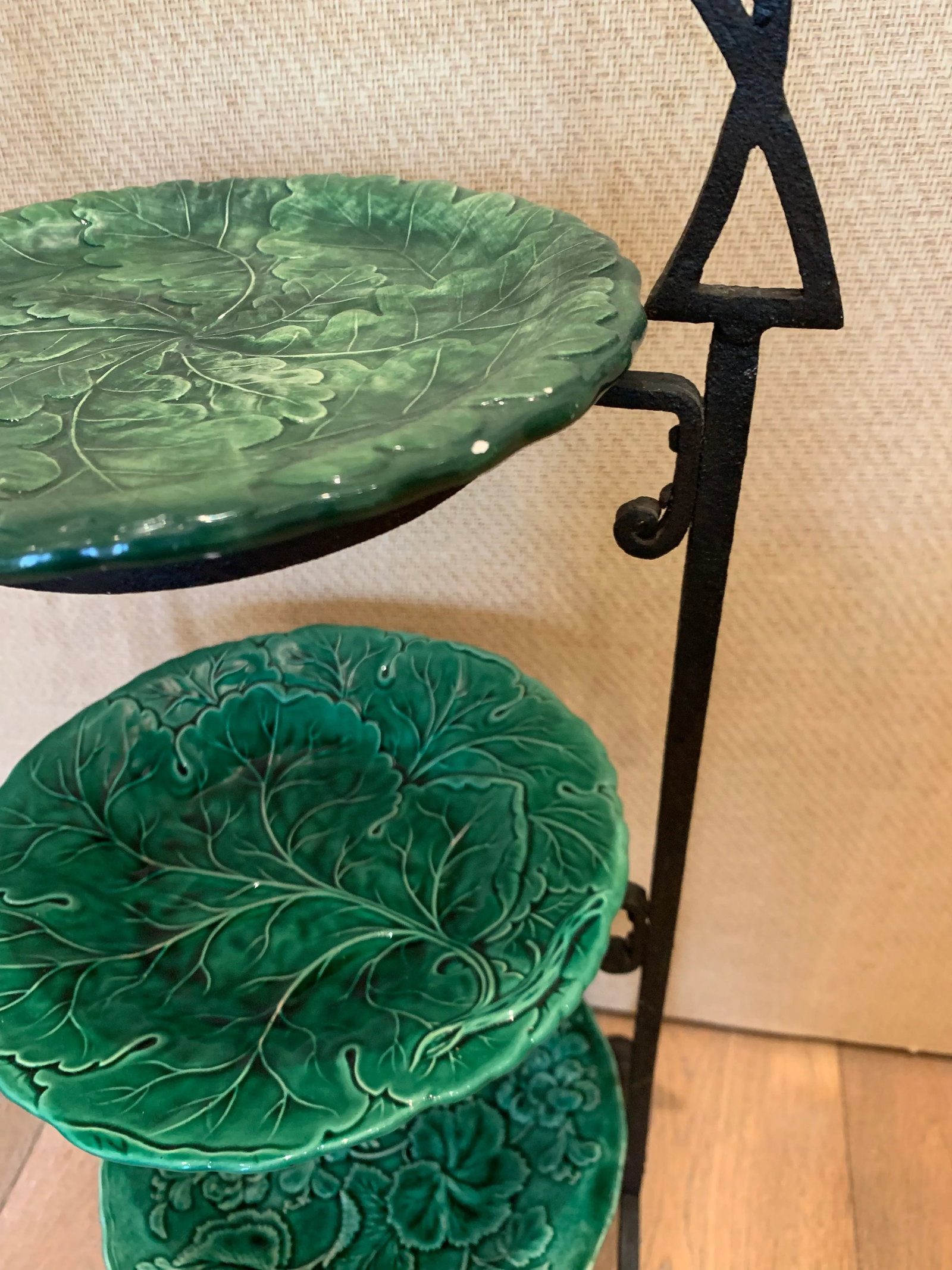 Mid 20th Century Serving Stand With English and Italian Majolica Plates - Set of 4 - 3