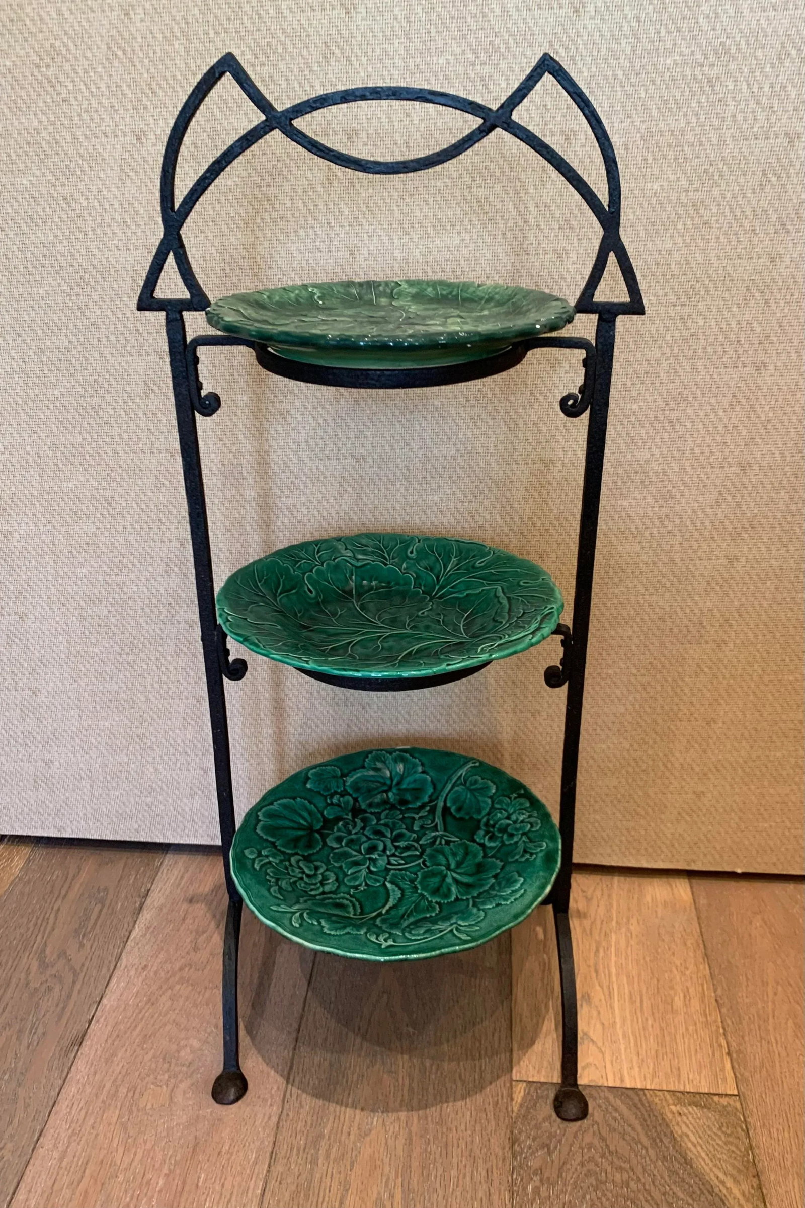 Mid 20th Century Serving Stand With English and Italian Majolica Plates - Set of 4 - 7