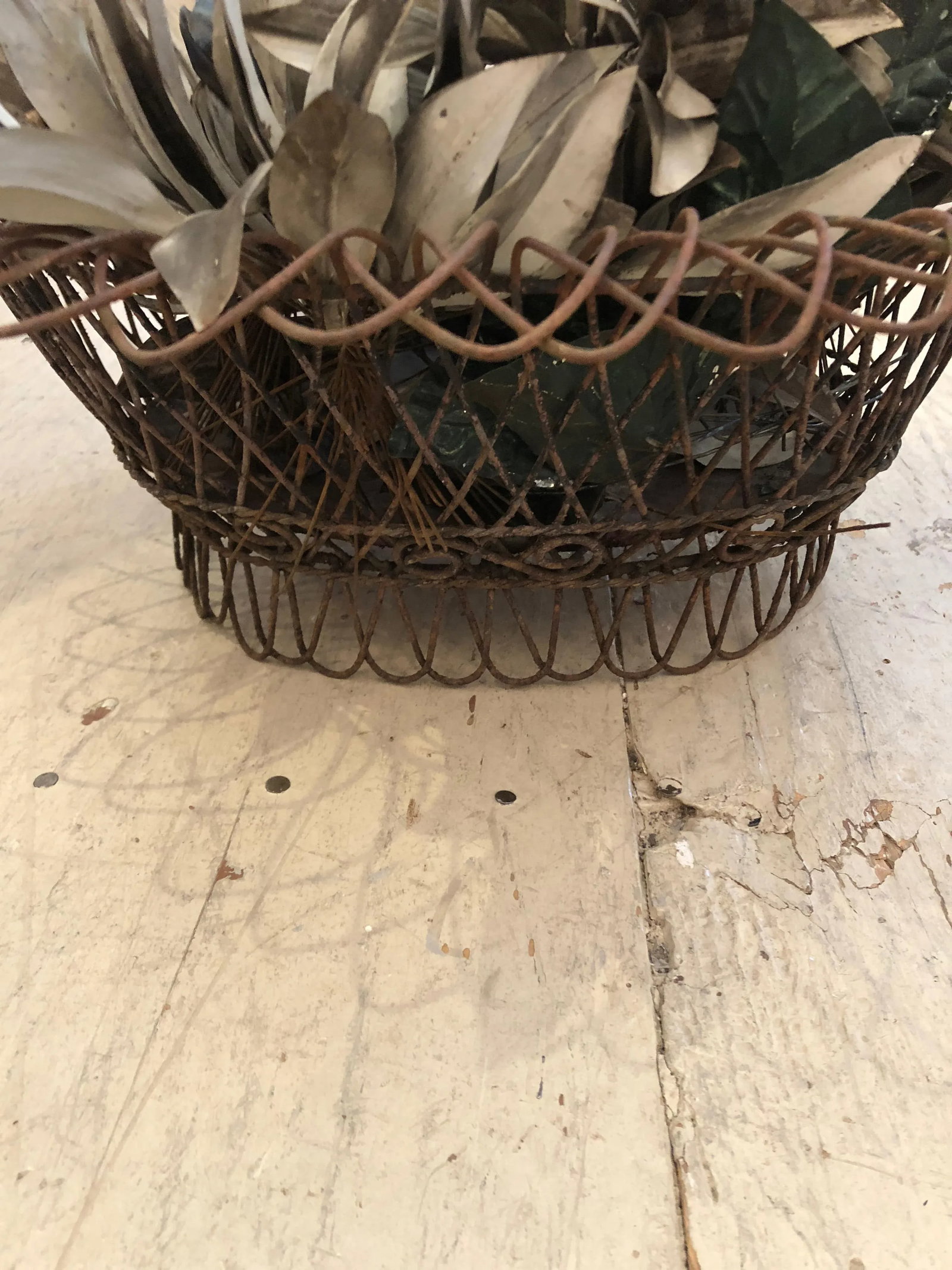 19th Century Wire Basket Planter With Decorative Tole Leaves - 3