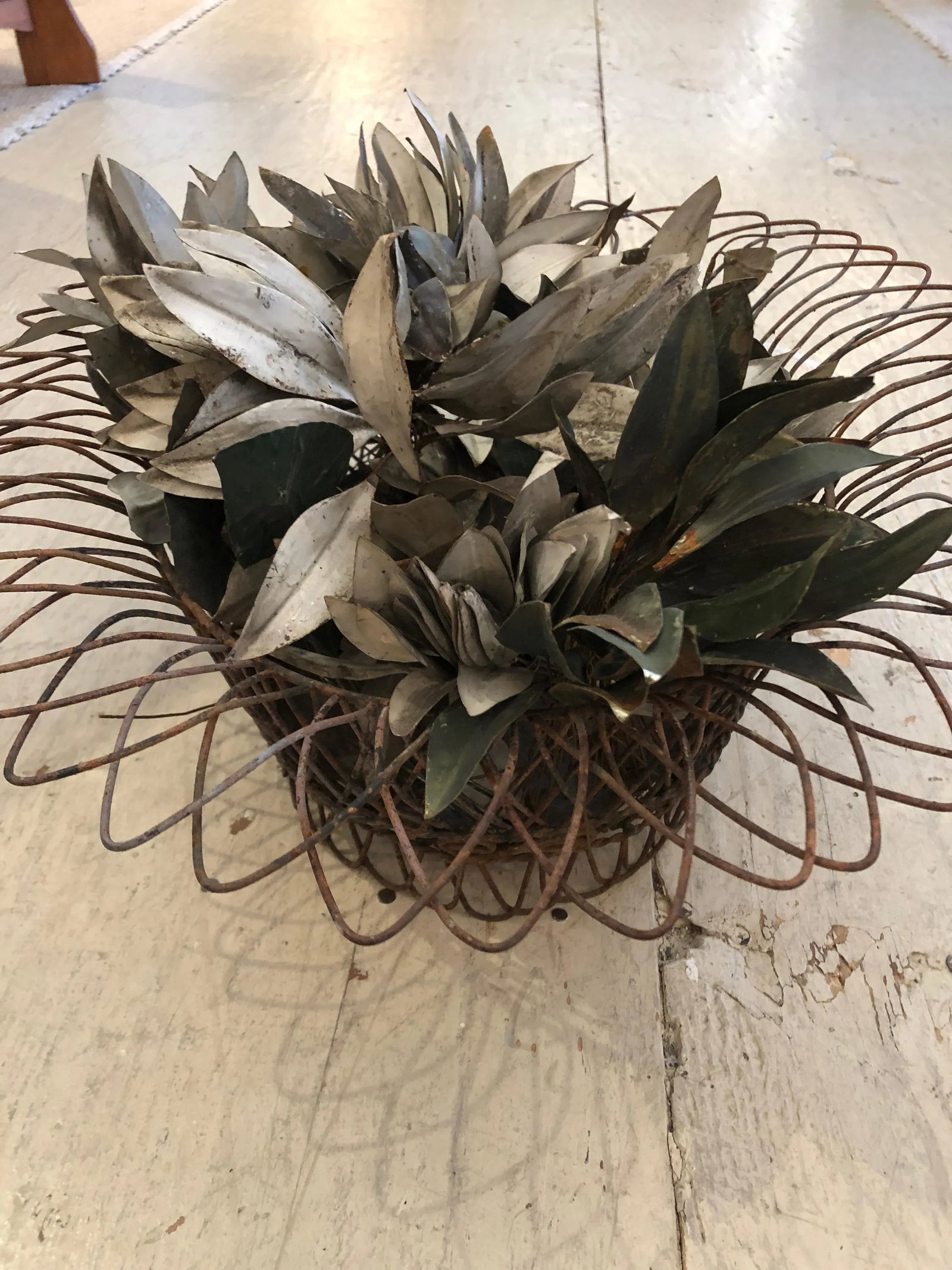 19th Century Wire Basket Planter With Decorative Tole Leaves - 4
