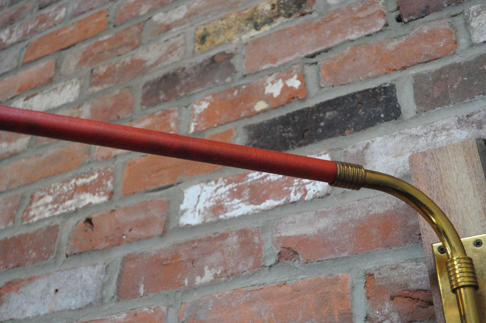 Mid Century Italian Modernist Wall Swag Lamp in Brass and Red Lacquered Metal - 11