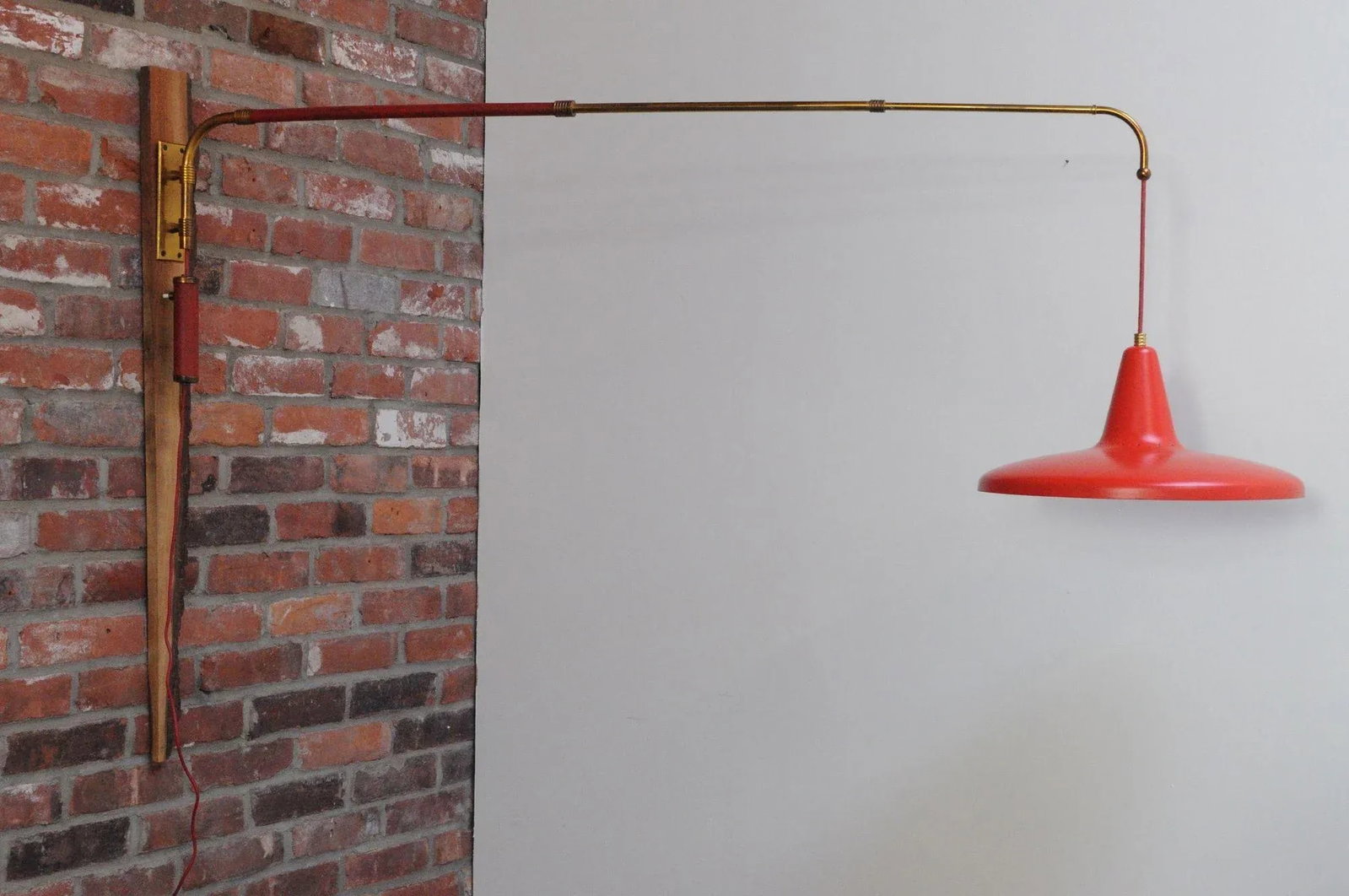 Mid Century Italian Modernist Wall Swag Lamp in Brass and Red Lacquered Metal - 2