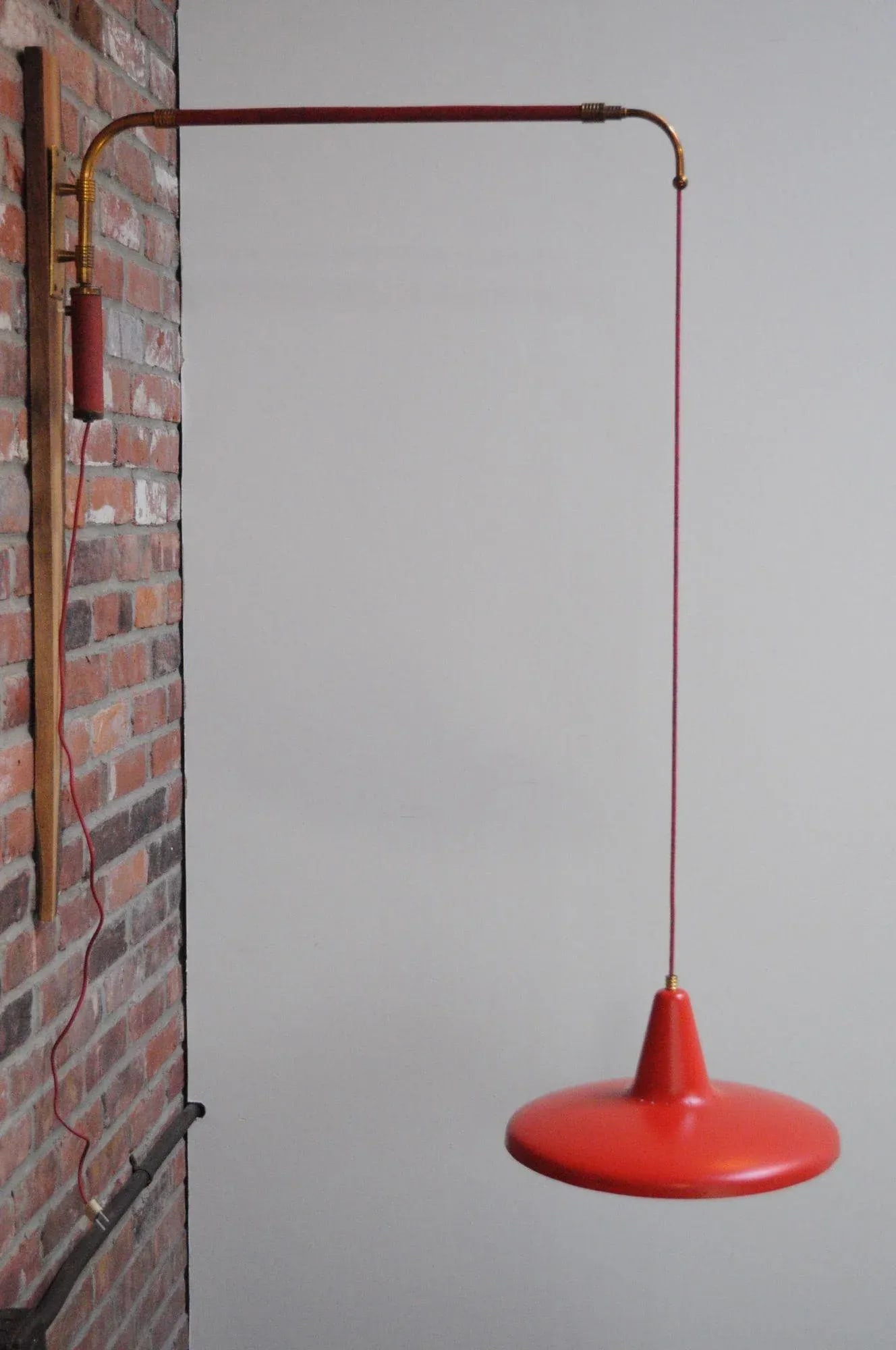 Mid Century Italian Modernist Wall Swag Lamp in Brass and Red Lacquered Metal - 3