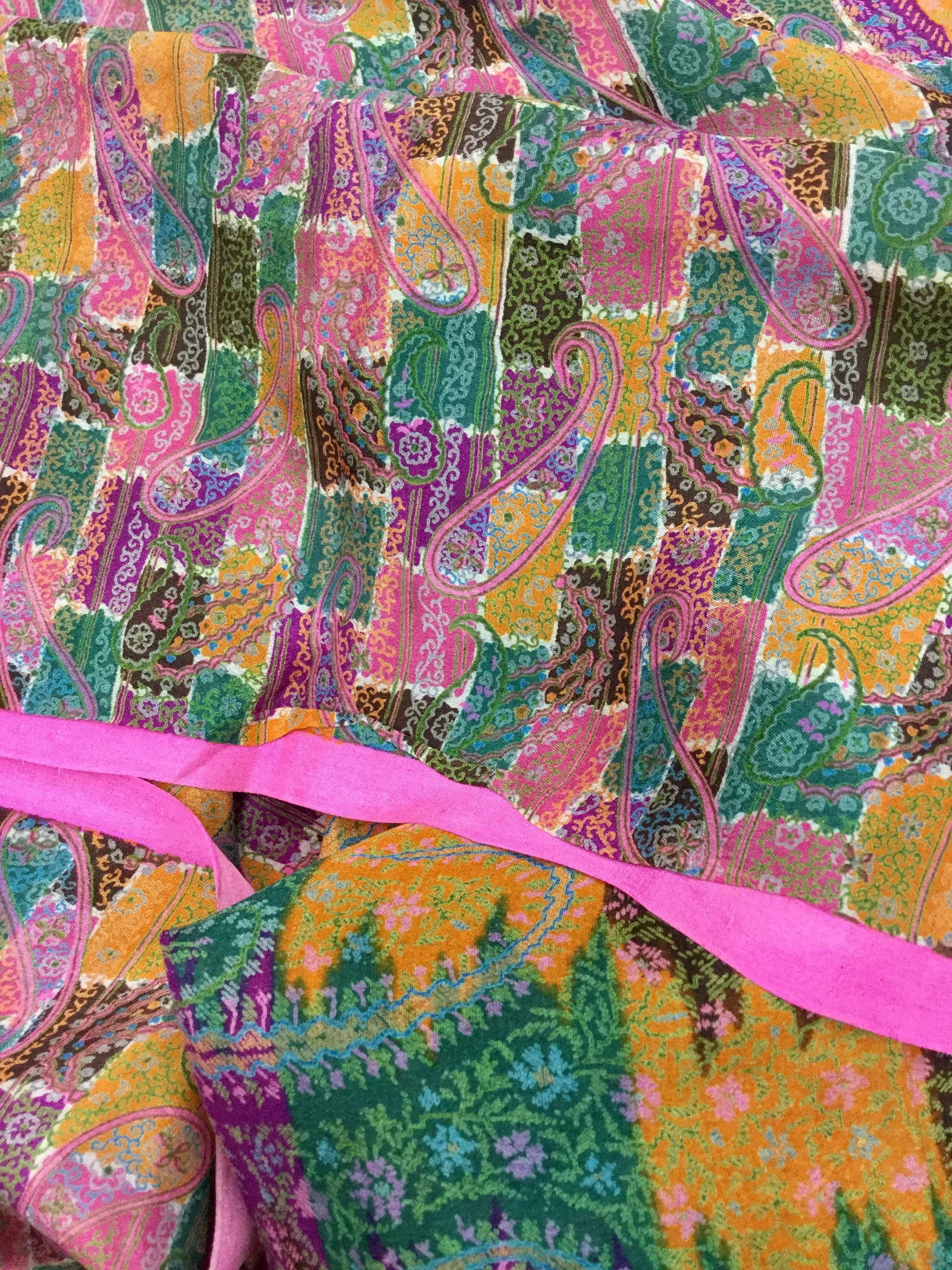 Paisley Print Vintage Silk / Viscose Indian Sari - 4