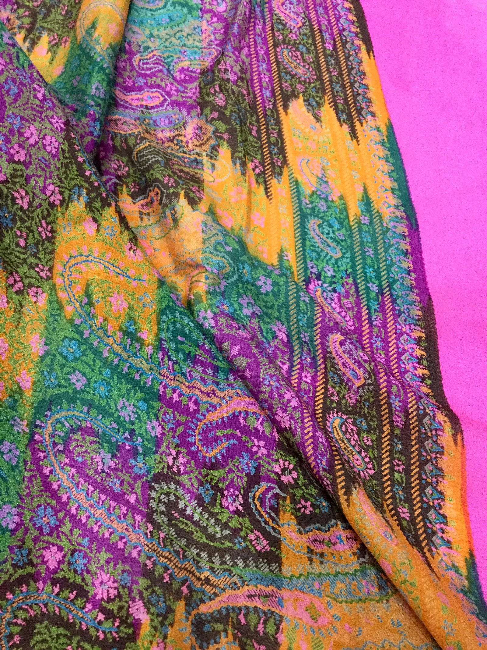 Paisley Print Vintage Silk / Viscose Indian Sari - 8