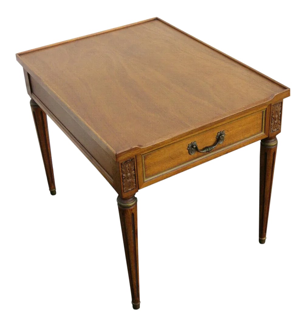 20th Century Traditional Henredon Furniture Mahogany Nightstand Side End Lamp Table: This charming Side Table is made of wood, solid wood, and mahogany wood, and is in good condition. This gorgeous end table is stamped as being made by Henredon, the fine American furniture company