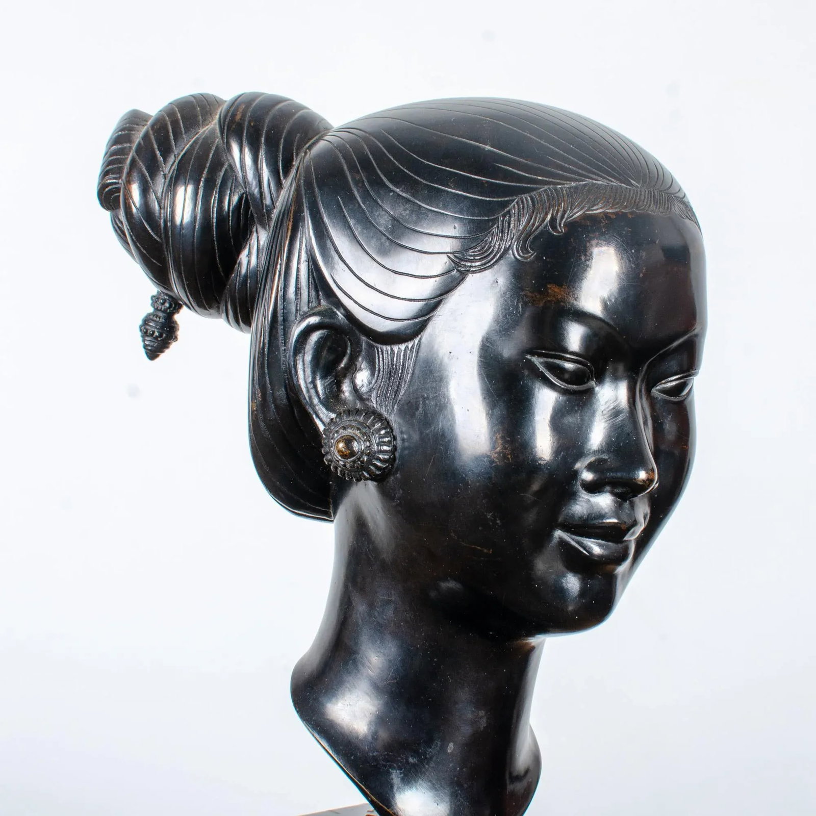 Nguyen Thanh Le Vietnamese Woman in Bronze Sculpture C.1950 - 2