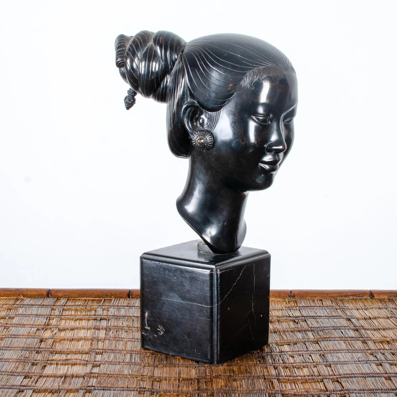 Nguyen Thanh Le Vietnamese Woman in Bronze Sculpture C.1950 - 7
