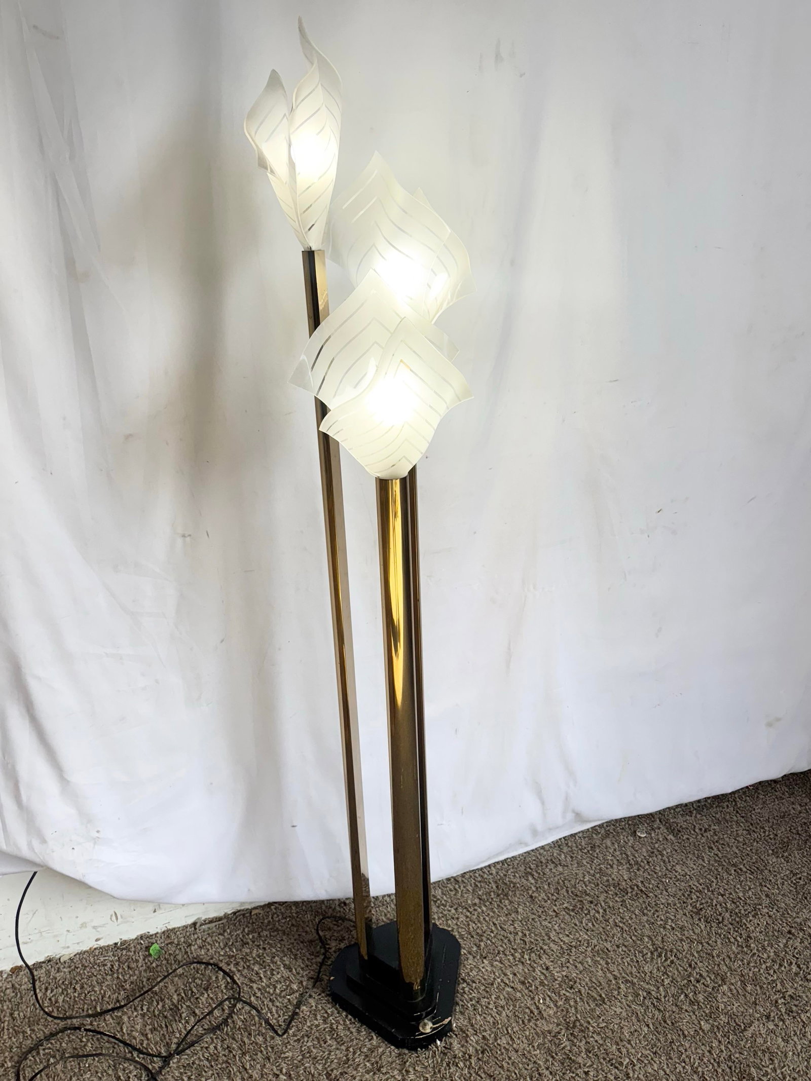 Art Deco Sculptural Acrylic and Brass Torchiere Floor Lamp With Calla Lily-Inspired Shades - 2