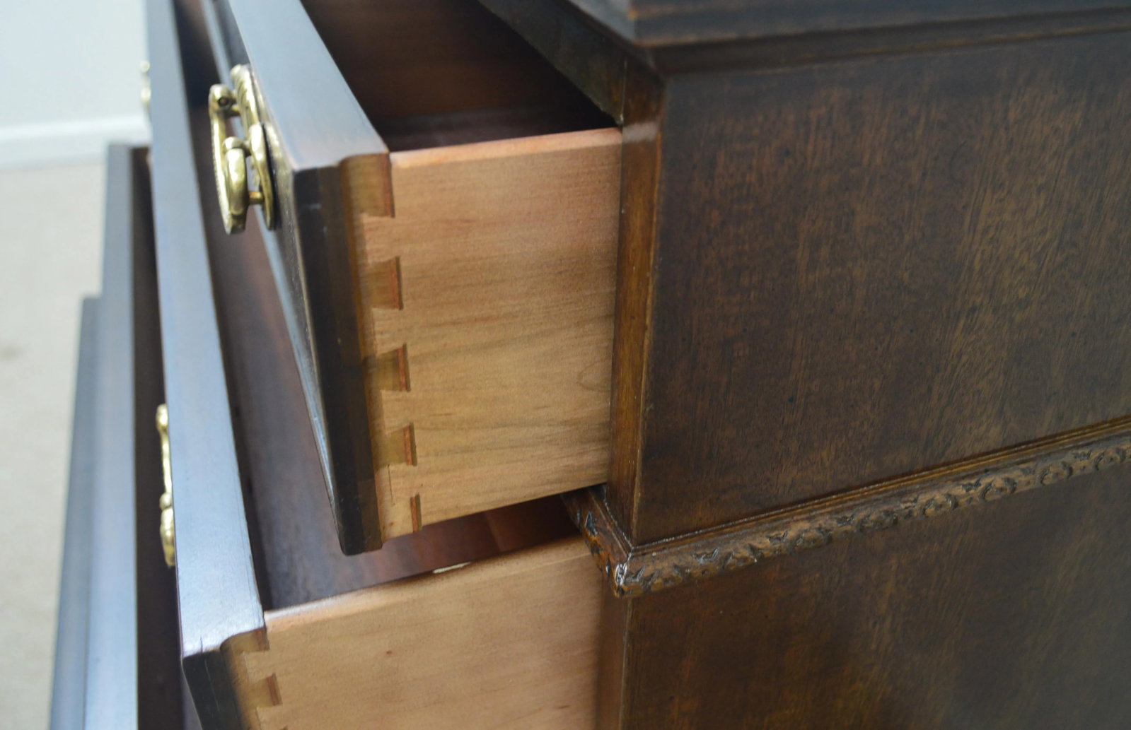 Henredon Banded Bachelor Chest of Drawers - 10