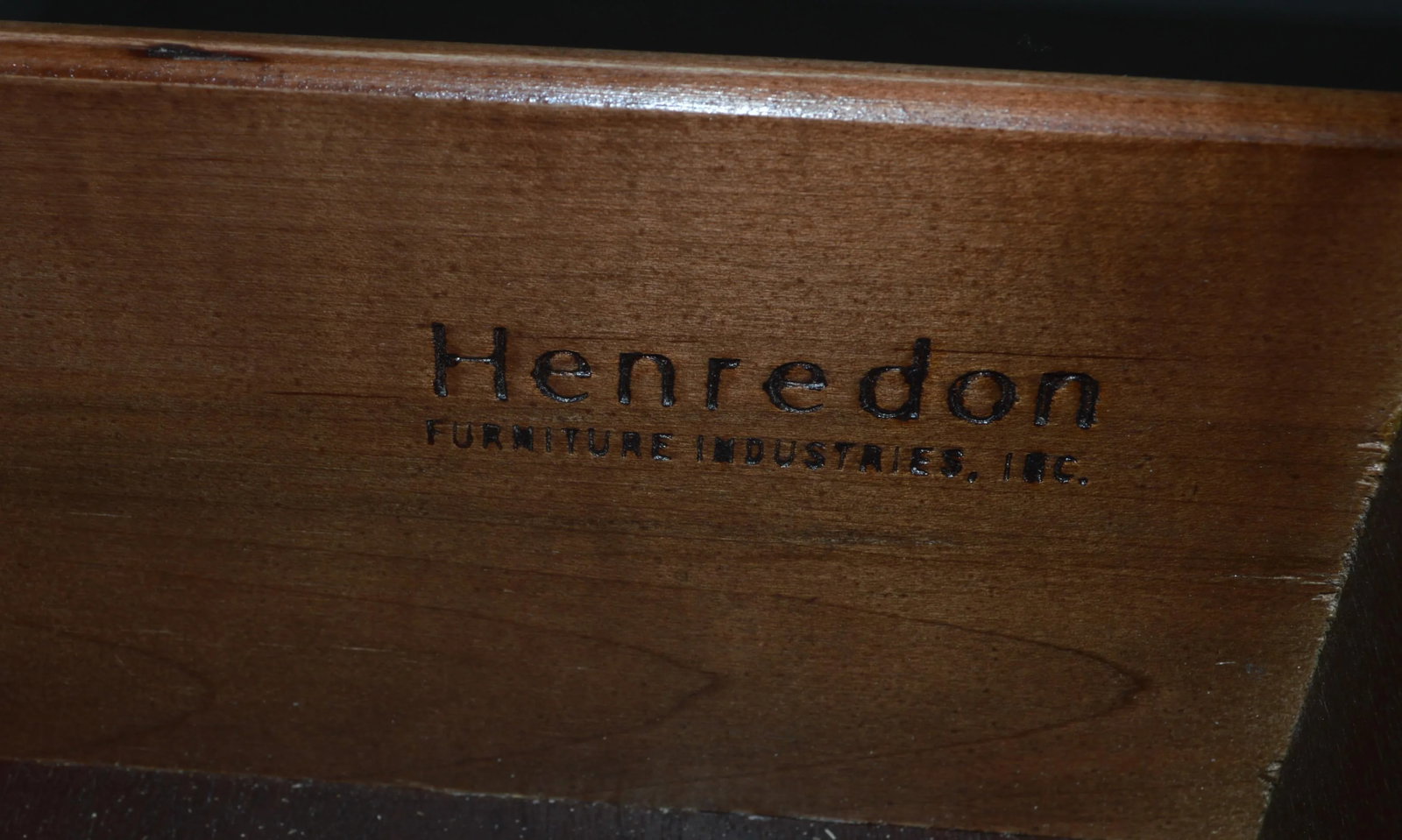 Henredon Banded Bachelor Chest of Drawers - 7