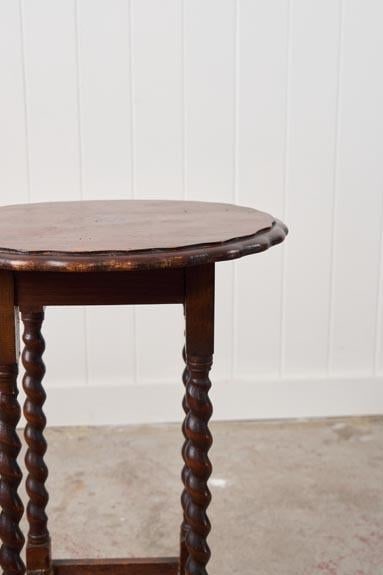 Antique English Round Oak Barley Twist Table With Scalloped Edge - 3