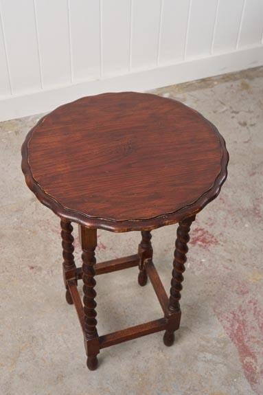 Antique English Round Oak Barley Twist Table With Scalloped Edge - 4