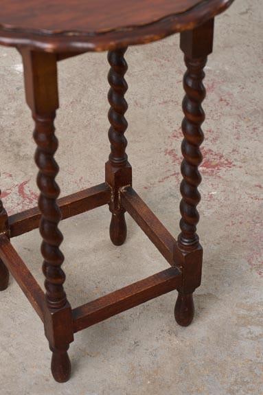 Antique English Round Oak Barley Twist Table With Scalloped Edge - 6