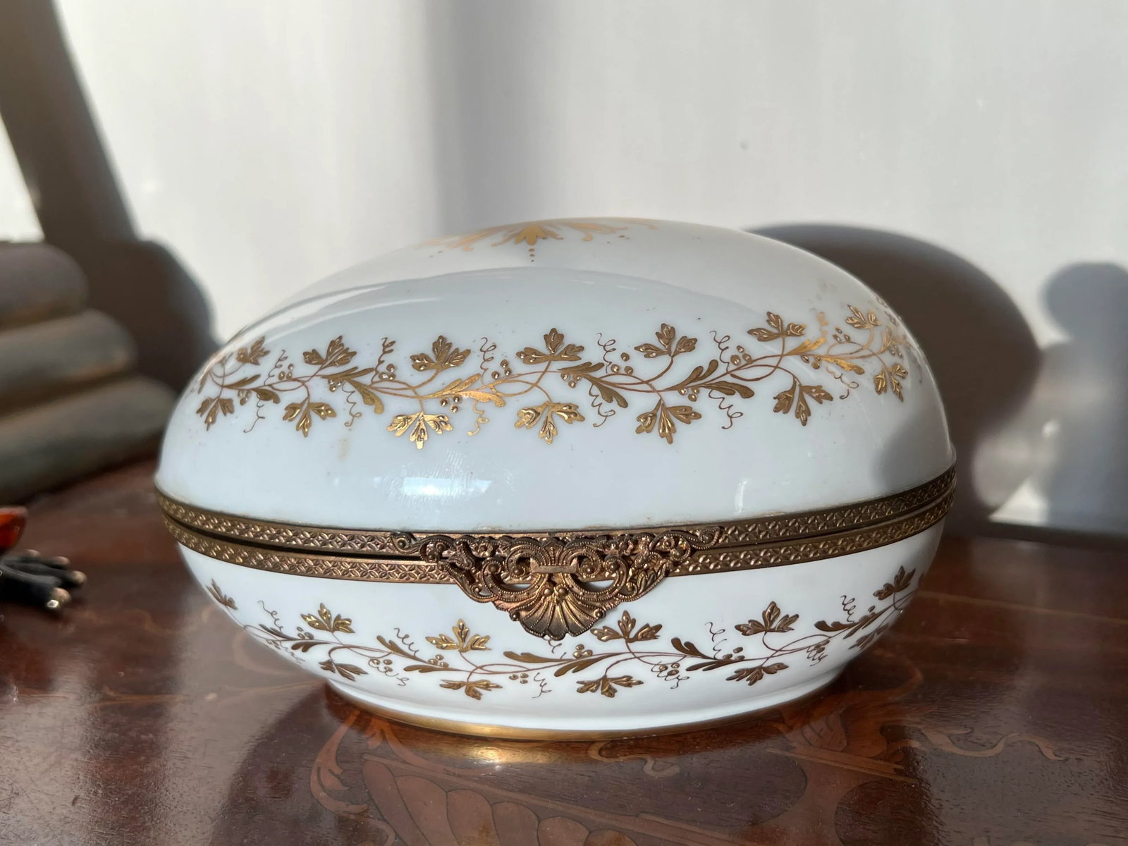 1940s Oversized Le Tallec Porcelain Egg Shaped Dresser Box Gilt Foliate Decoration - 7