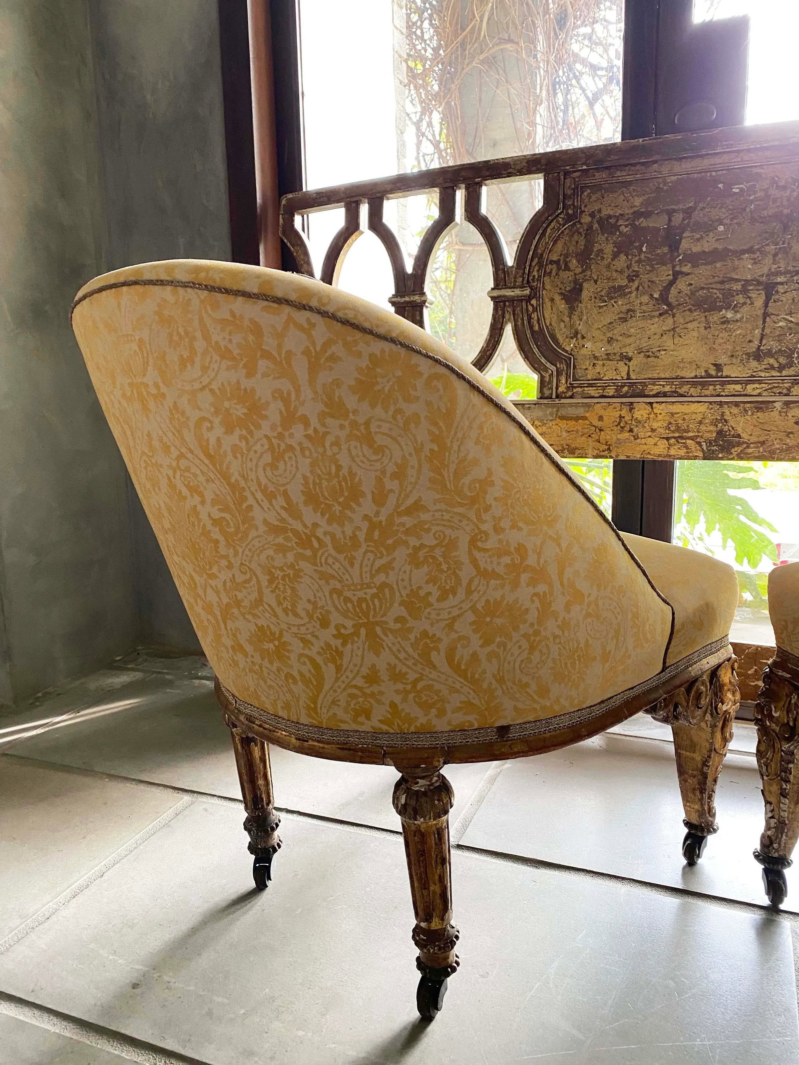 Early 20th Century Gilded Carved Wood Side Chairs With Gold Damask Fabric - a Pair - 4