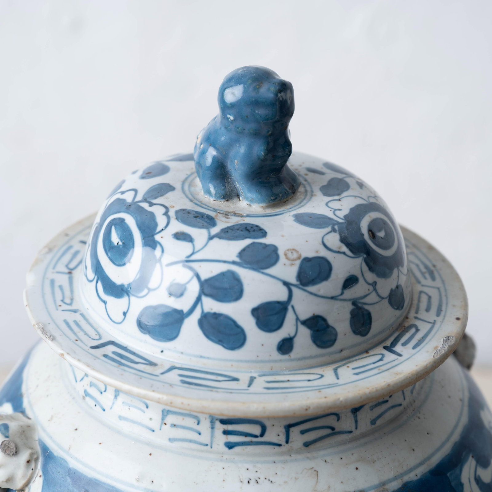 Pair of Chinese Blue and White Glazed Jars With Foo Dog Finials - 4