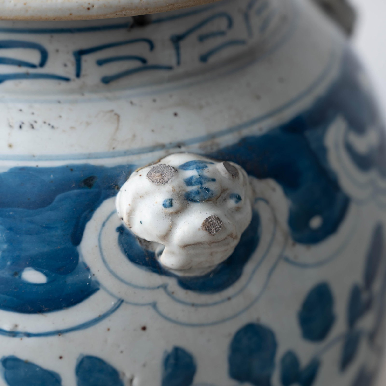 Pair of Chinese Blue and White Glazed Jars With Foo Dog Finials - 5