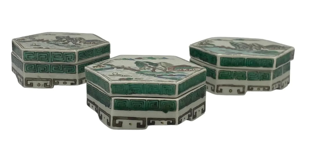 Early 20th Century Small Chinese Famille Verte Hexagonal Porcelain Hand Painted Boxes With Lids - Se - 11