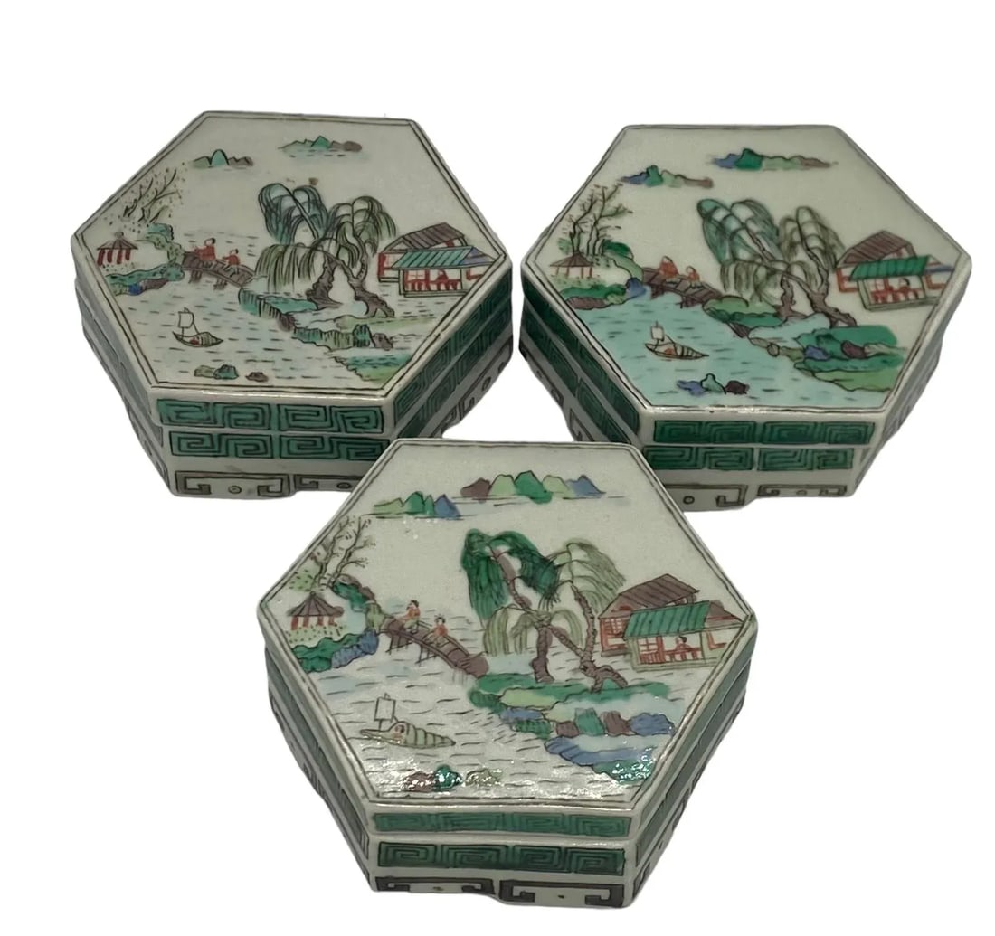 Early 20th Century Small Chinese Famille Verte Hexagonal Porcelain Hand Painted Boxes With Lids - Se - 12
