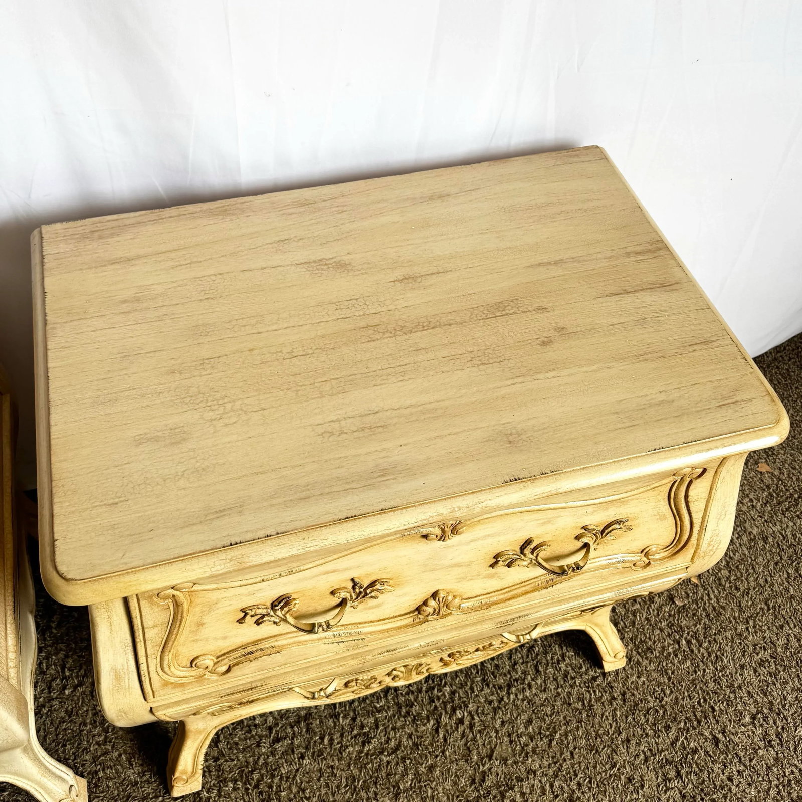 Vintage Italian Wooden Bombe Nighstands/Commodes With Cream Distressed Crackle Finish - A Pair - 7