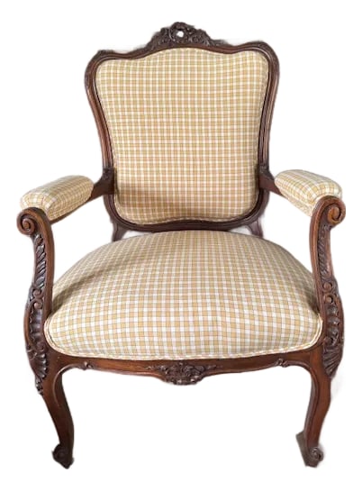 Antique French Louis XV-Style Bergere Chair, Yellow Gingham Upholstery: Antique French Louis XV-style bergere chair from the late 19th century, featuring a beautifully carved walnut frame with classic shell and acanthus motifs, cabriole legs, and scrolled arms characteris