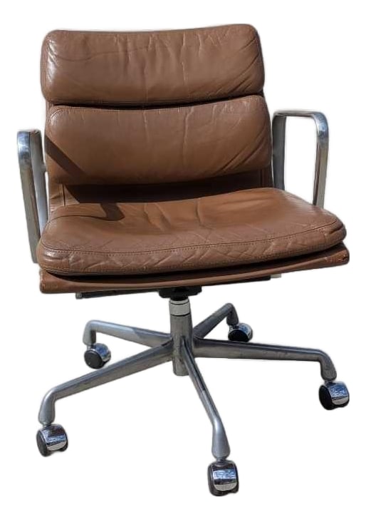 Mid-Century Modern Eames Soft Pad Chair by Herman Miller, 1960s, Leather: An elegant Mid-Century Modern office chair crafted in supple caramel-toned leather, featuring plush cushions for comfort and an aluminum frame. This vintage Soft Pad Management Chair by Herman Miller 