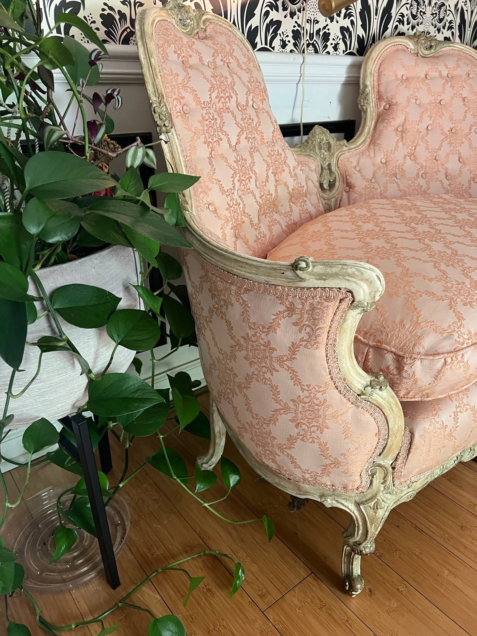 1970s Vintage French Boudoir Style Pink Cushioned Settee With White Wooden Detailed Frame - 2