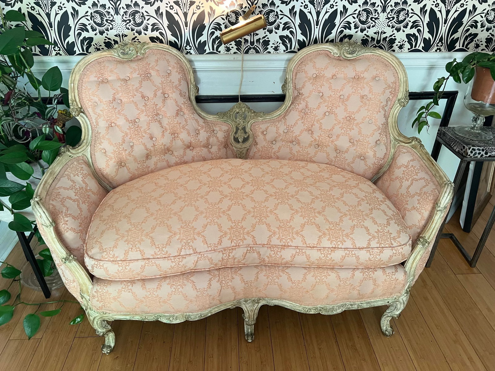 1970s Vintage French Boudoir Style Pink Cushioned Settee With White Wooden Detailed Frame - 3