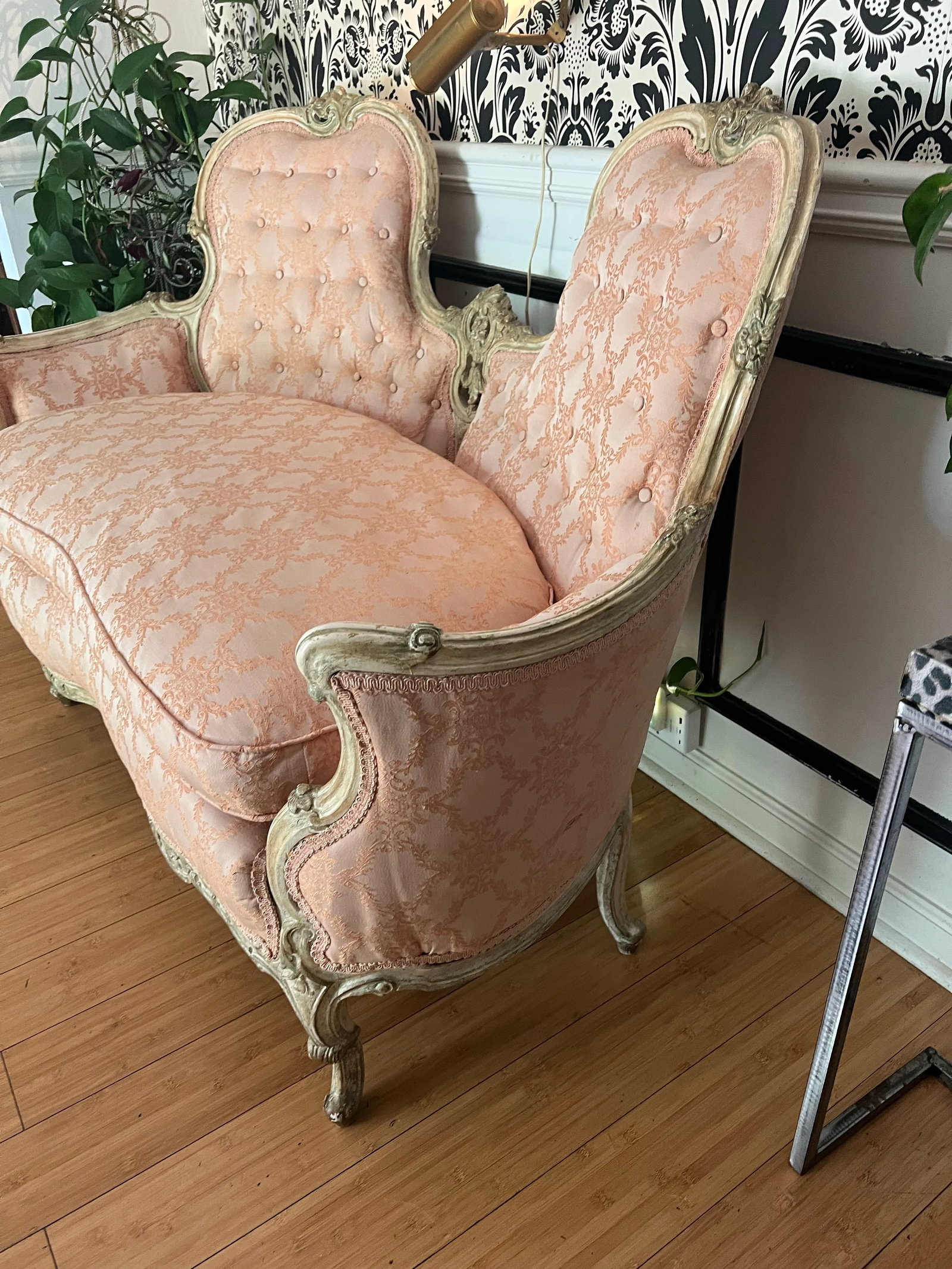 1970s Vintage French Boudoir Style Pink Cushioned Settee With White Wooden Detailed Frame - 4
