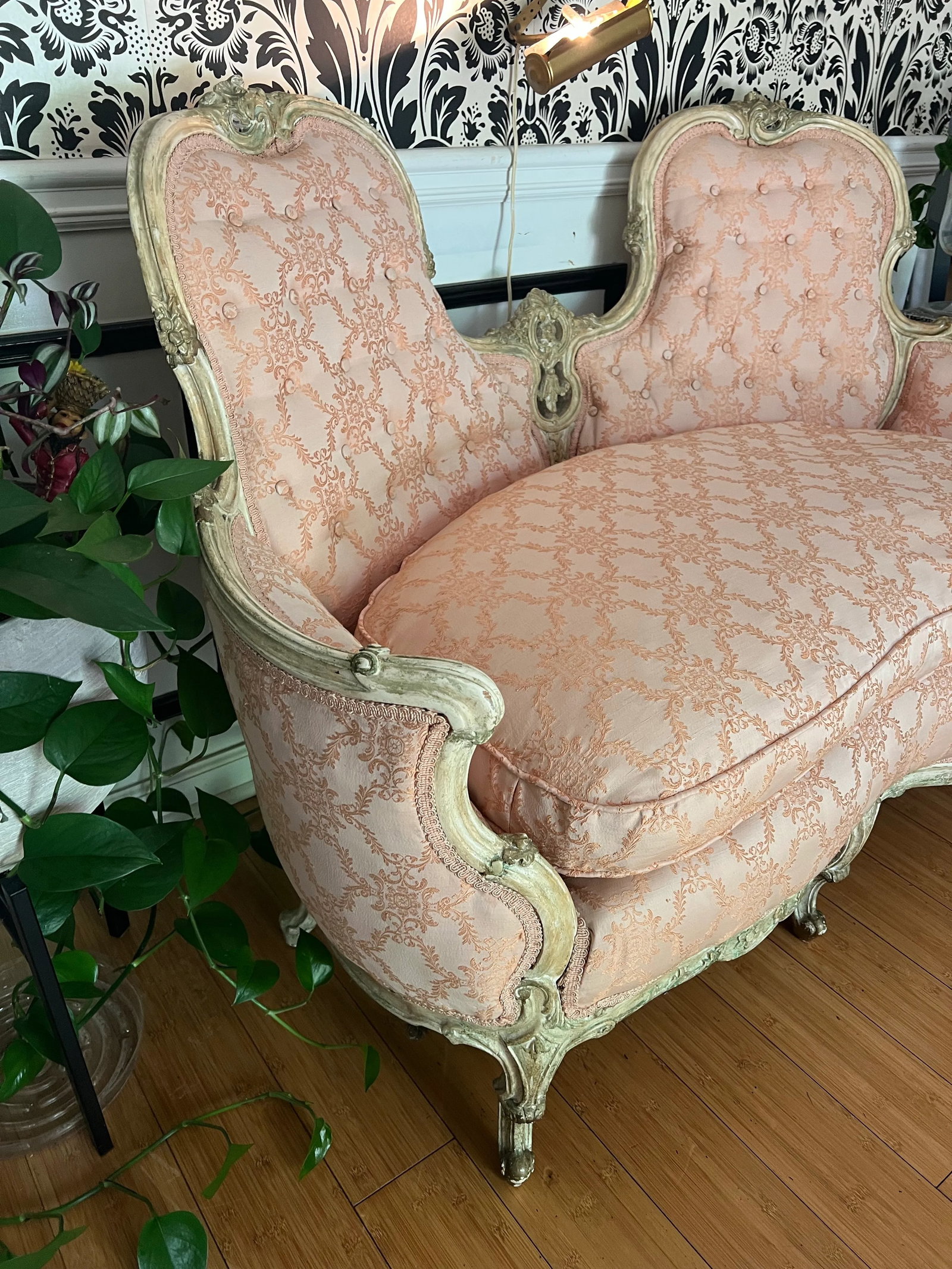 1970s Vintage French Boudoir Style Pink Cushioned Settee With White Wooden Detailed Frame - 5