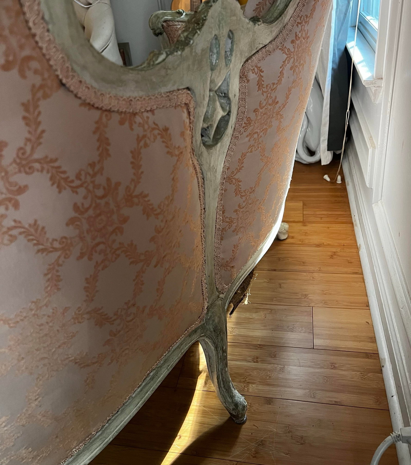 1970s Vintage French Boudoir Style Pink Cushioned Settee With White Wooden Detailed Frame - 7