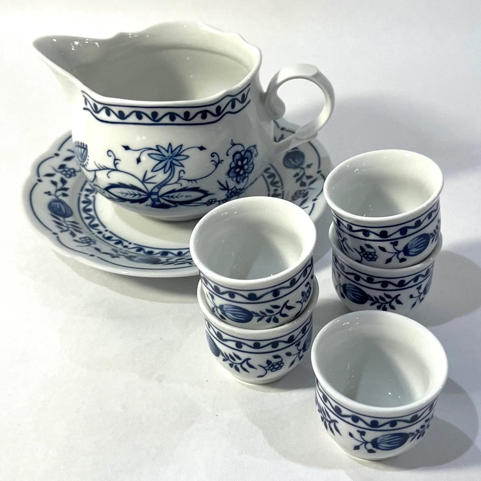 Late 20th Century 42 Piece Blue Onion Porcelain Breakfast Set - Service for Six - 10