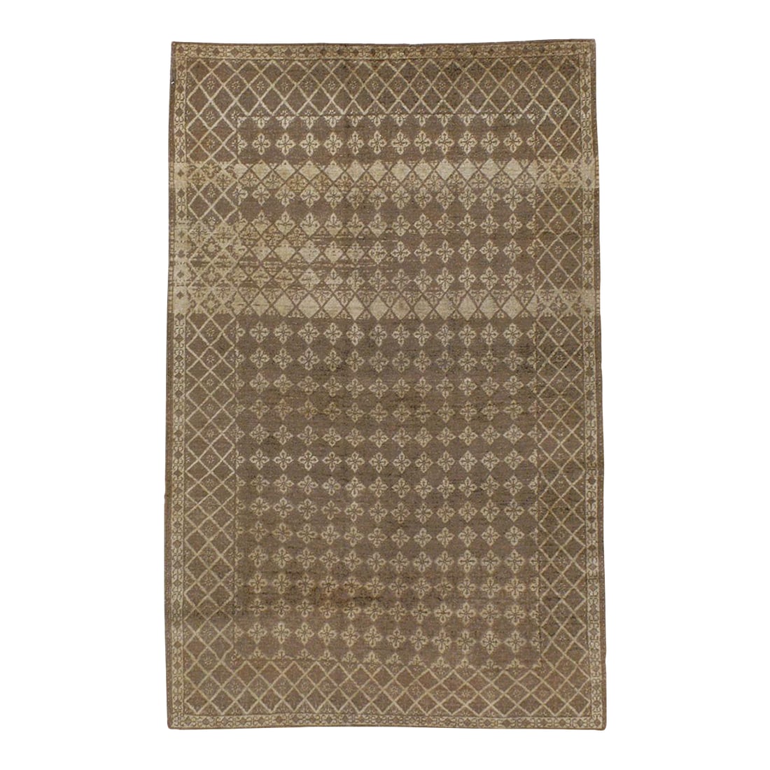 Galerie Shabab Collection Mid-20th Century Turkish Sivas Accent Rug: A vintage Turkish Sivas accent rug. Both the abrashed field and border display a small, repeating diamond pattern with enclosed quatrefoil flowers in tones of ivory, dark brown and straw. The