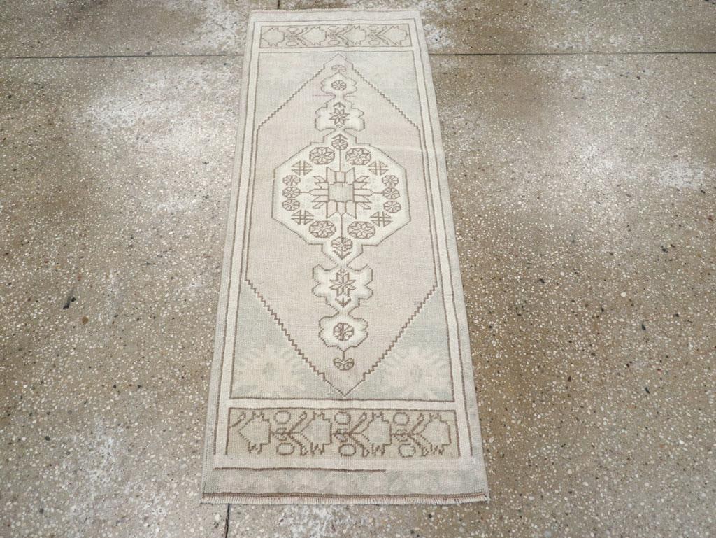 Galerie Shabab Collection Mid-20th Century Turkish Oushak Throw Rug - 2