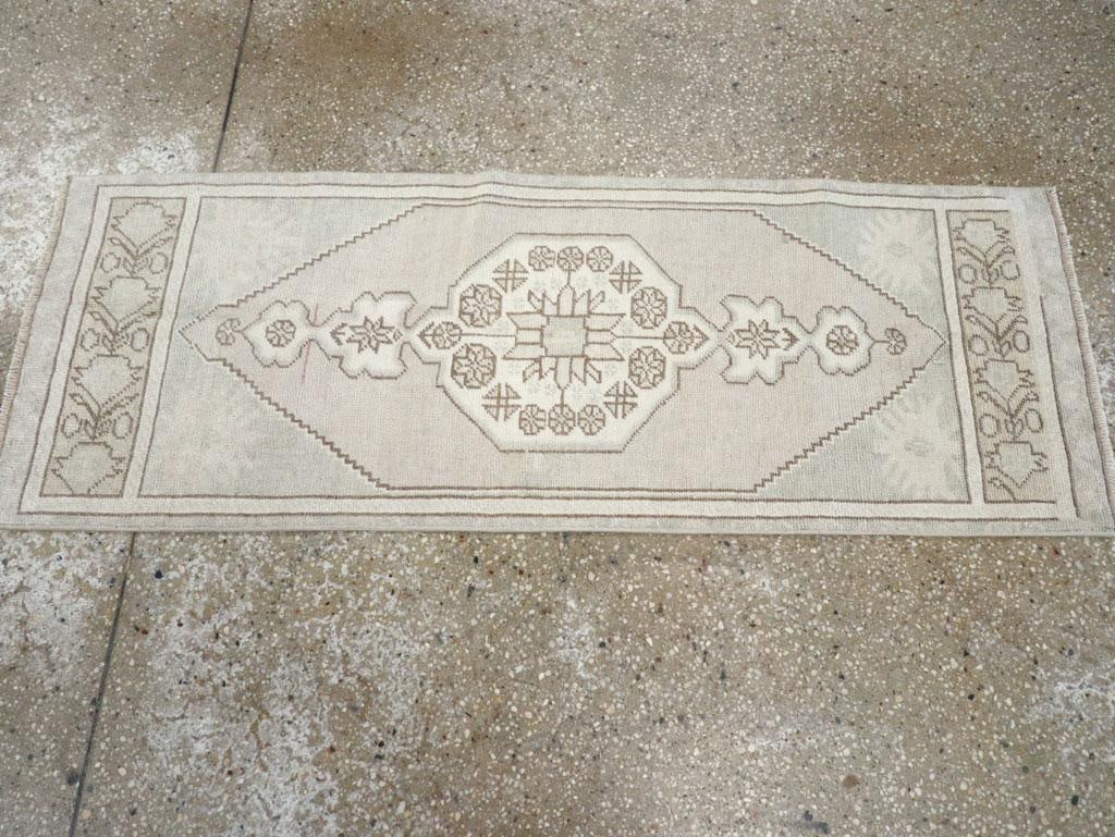 Galerie Shabab Collection Mid-20th Century Turkish Oushak Throw Rug - 4