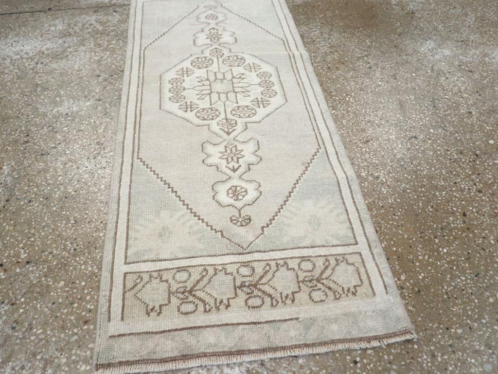 Galerie Shabab Collection Mid-20th Century Turkish Oushak Throw Rug - 6