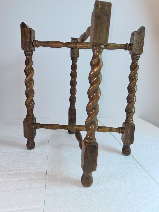 1980s Rare and Distinct Handcrafted Onyx and Marble Chess Set on Jacobean Style Wooden Frame - 4