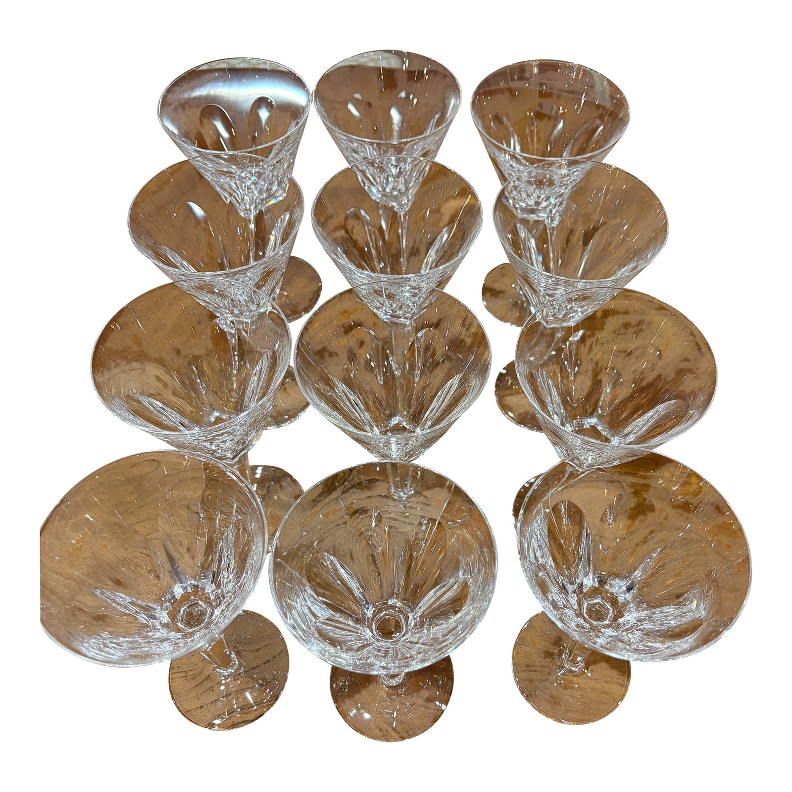 1990s Waterford Ashleigh 7" Claret Wine Glasses - Discontinued Cut Starburst Foot Pattern - Set of 1: This is an exceptionally well-preserved set of 12 matching Waterford Ashleigh claret wine glasses. These discontinued Irish crystal pieces have been meticulously cared for and remain visually
