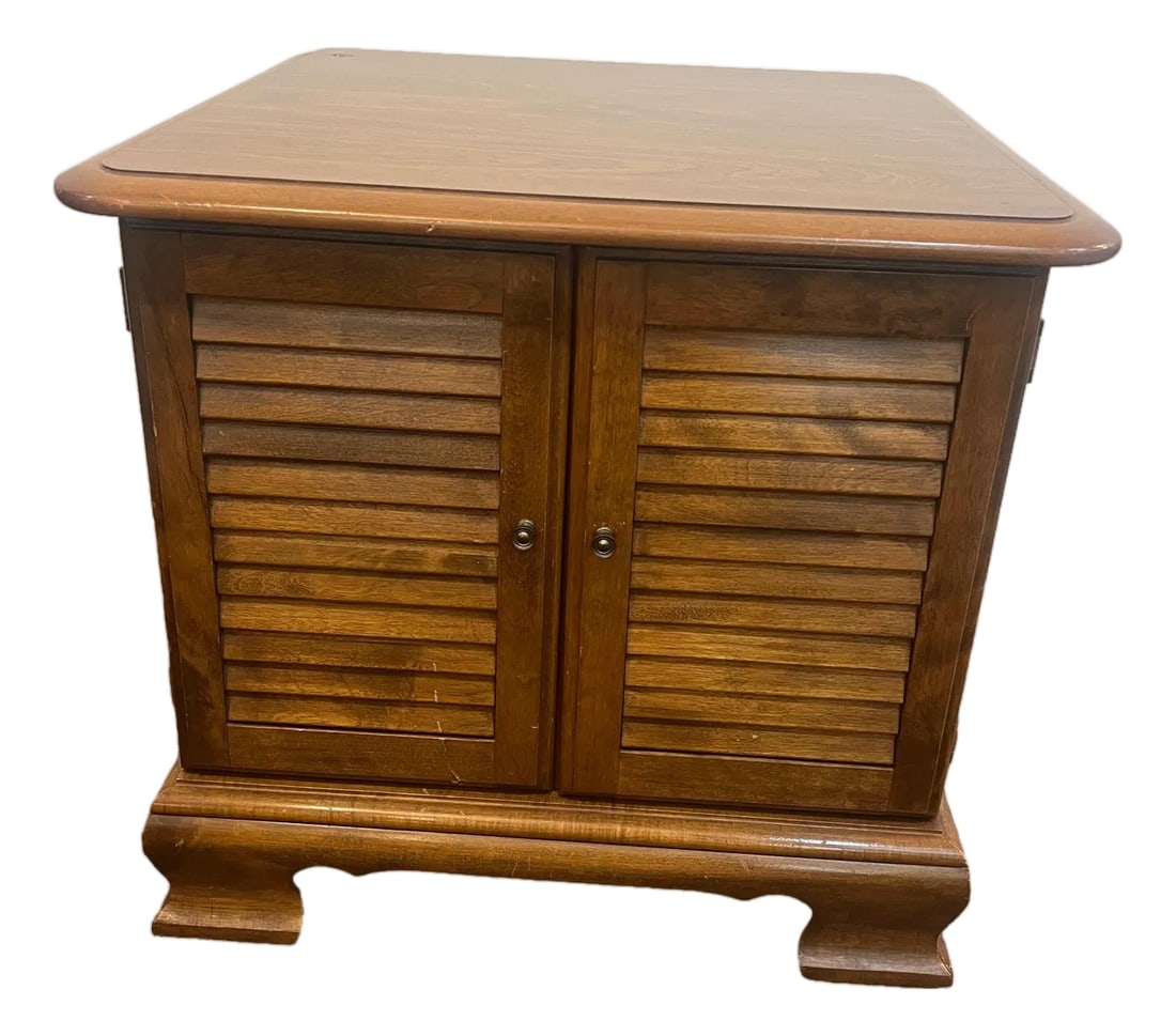 1970s Ethan Allen Lp Album Storage Cabinet: Ethan Allen LP Album holder cabinet Top is in excellent condition. small scratch on door and very slight wear near feet Condition: Alterations: Original Condition Unaltered Imperfections: Some Imperfe