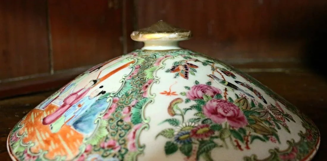 19th century Rose Medallion Chinese Export Covered Chamber Bowl - 6