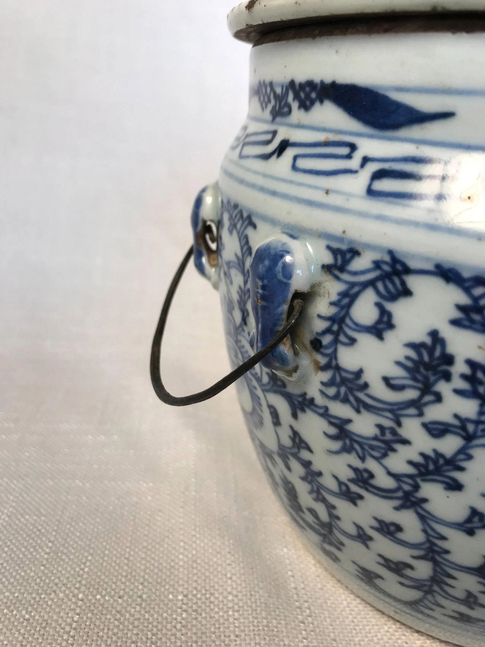 Tongzhi Era C.1870 Foliate Decoration Covered Porcelain Ginger Jar, Iron Handles on the Sides and Fo - 3