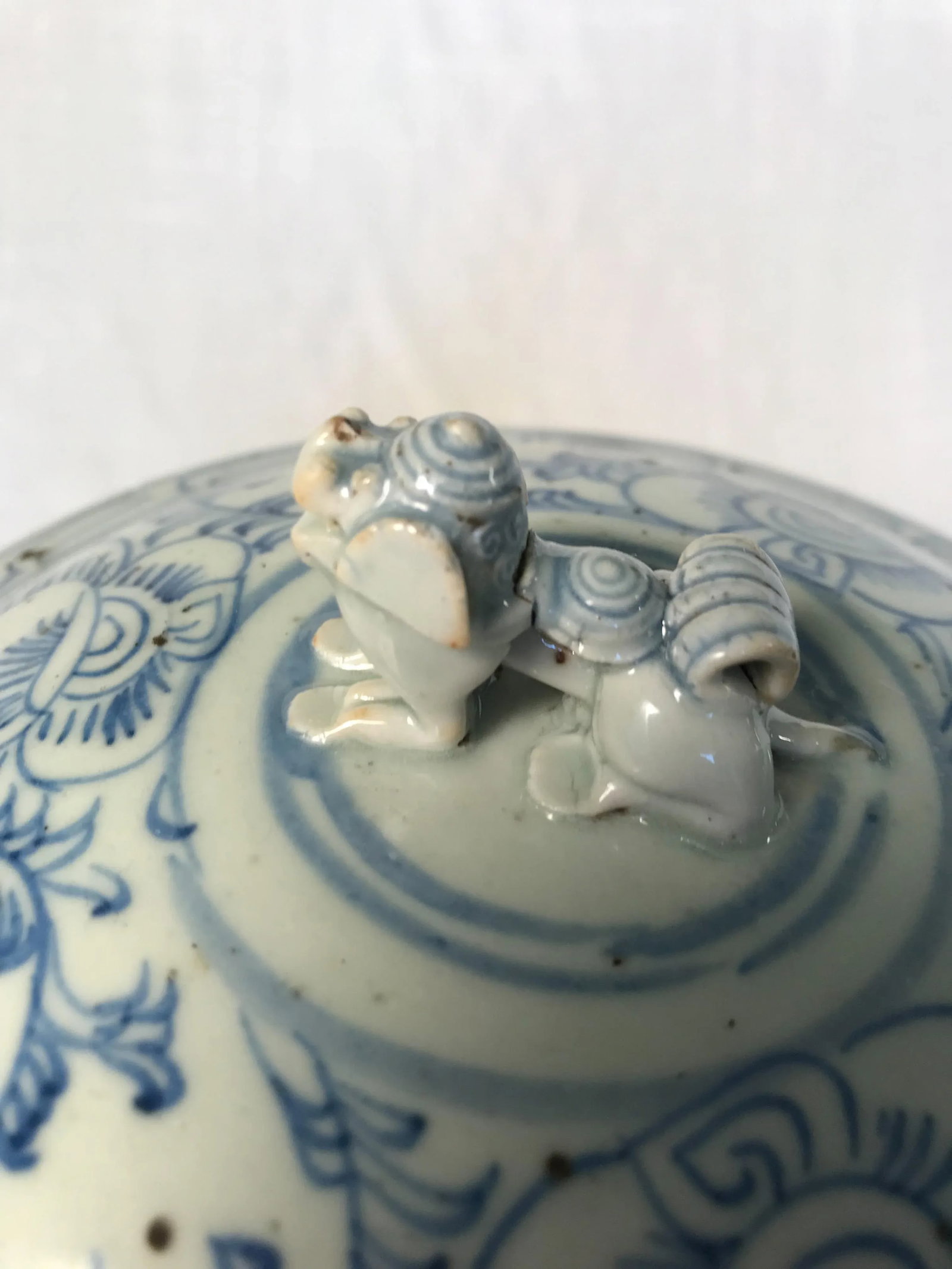 Tongzhi Era C.1870 Foliate Decoration Covered Porcelain Ginger Jar, Iron Handles on the Sides and Fo - 4