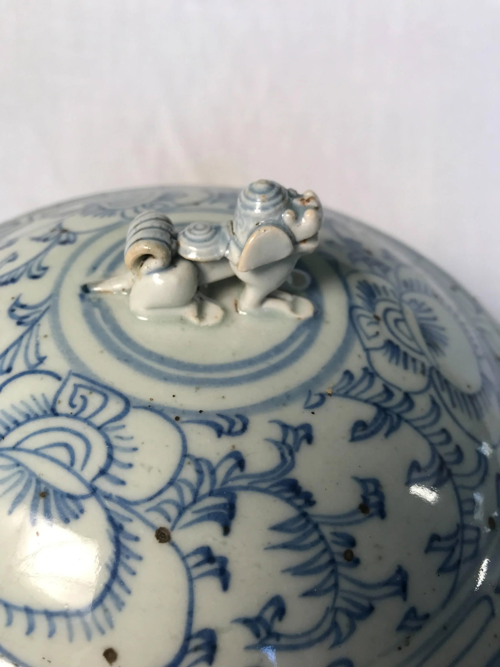 Tongzhi Era C.1870 Foliate Decoration Covered Porcelain Ginger Jar, Iron Handles on the Sides and Fo - 5