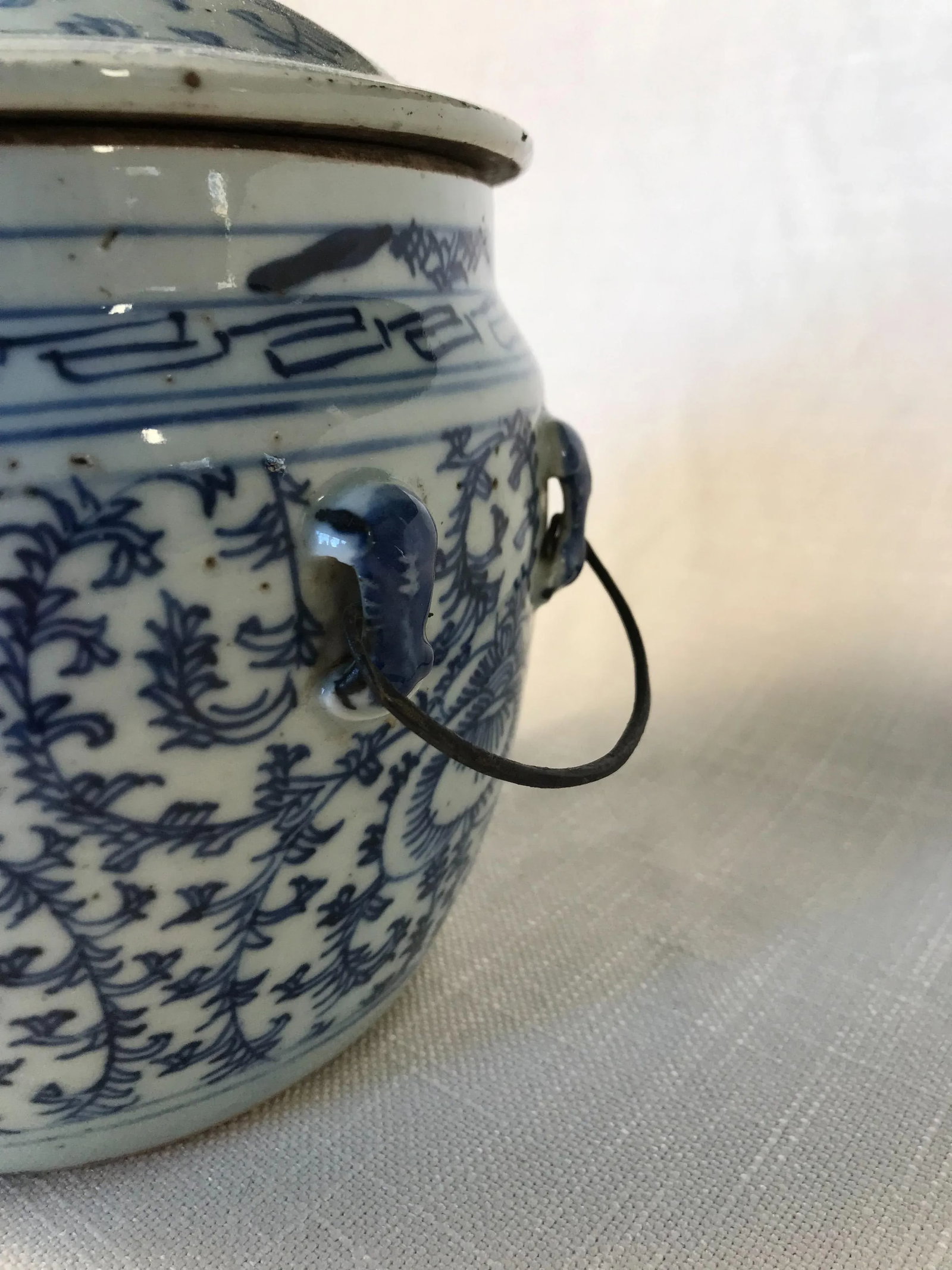 Tongzhi Era C.1870 Foliate Decoration Covered Porcelain Ginger Jar, Iron Handles on the Sides and Fo - 6