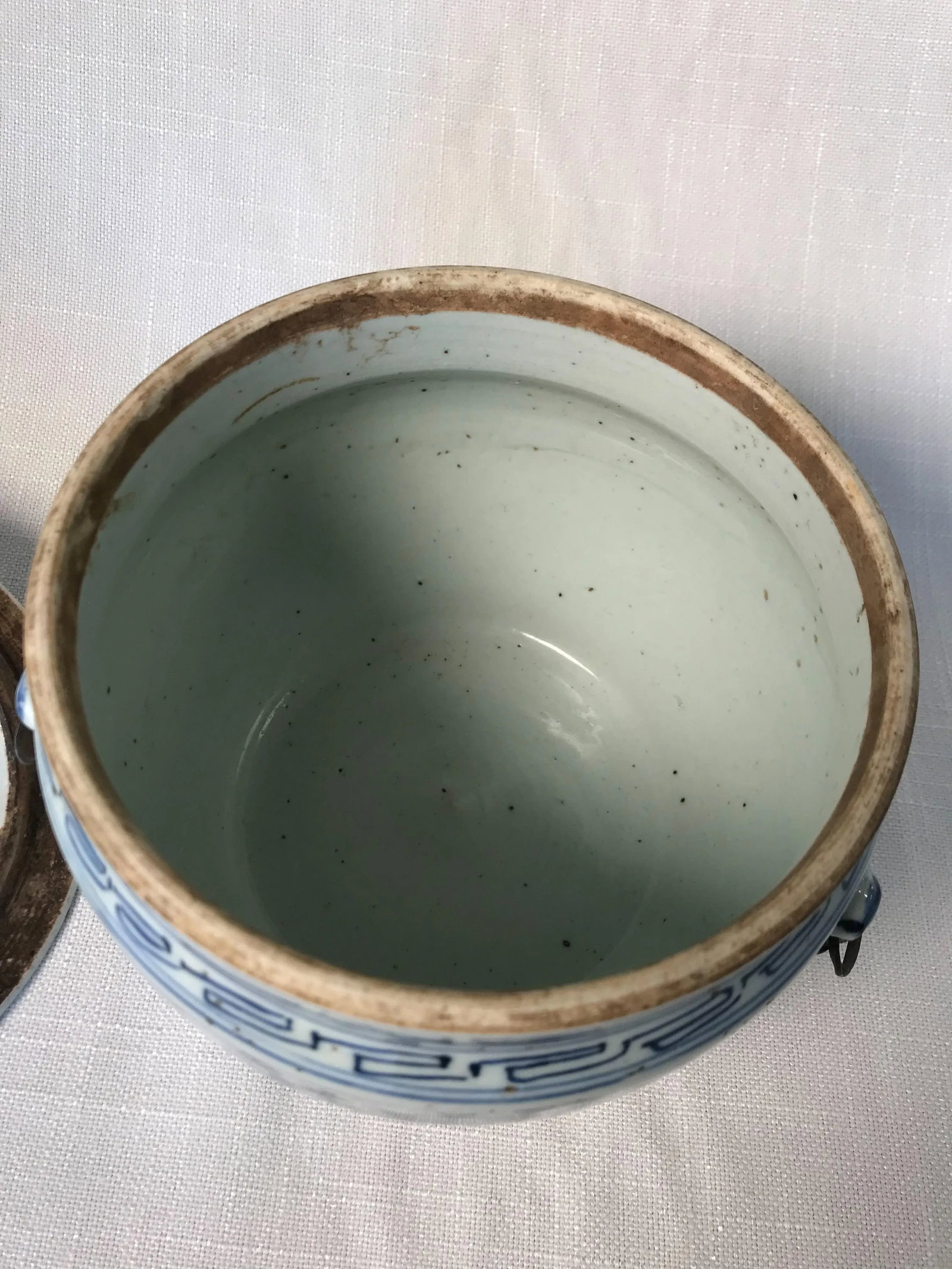 Tongzhi Era C.1870 Foliate Decoration Covered Porcelain Ginger Jar, Iron Handles on the Sides and Fo - 8