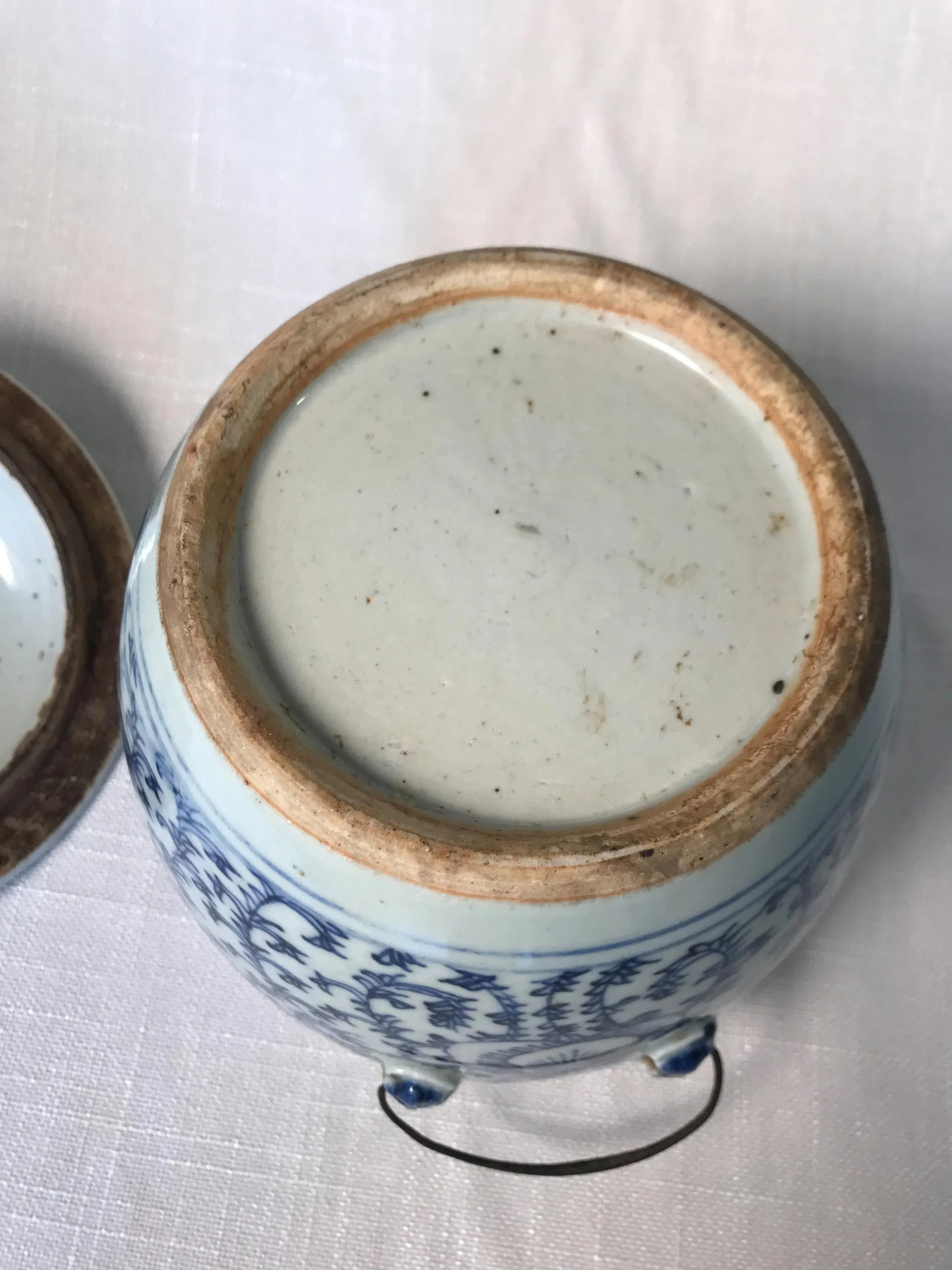 Tongzhi Era C.1870 Foliate Decoration Covered Porcelain Ginger Jar, Iron Handles on the Sides and Fo - 9