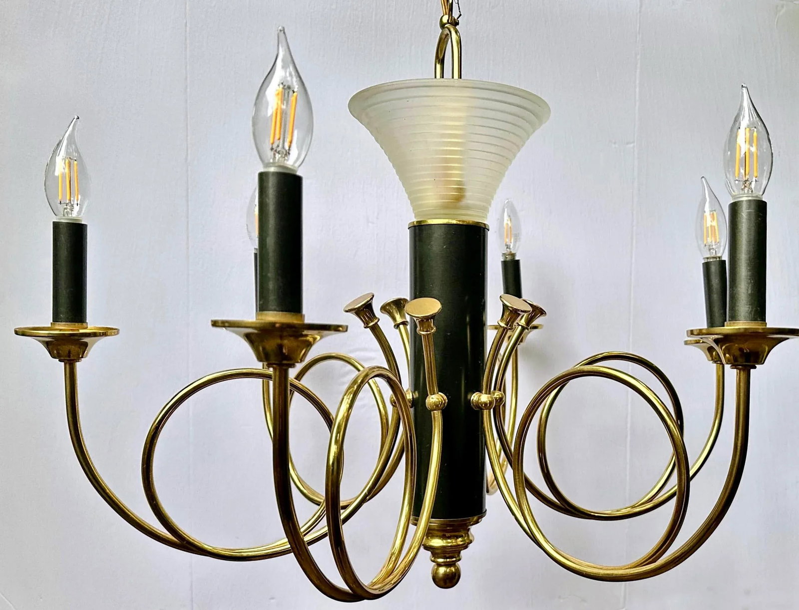 1980s Postmodern 7-Light Brass and Black Enamel French Horn Chandelier - 10