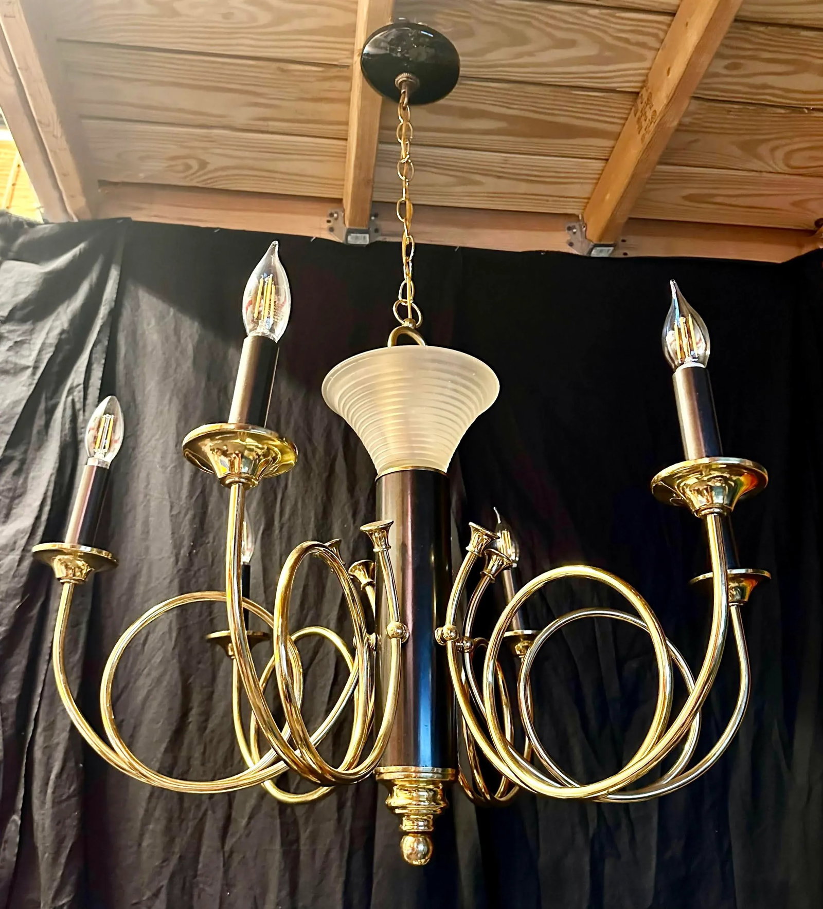 1980s Postmodern 7-Light Brass and Black Enamel French Horn Chandelier - 2
