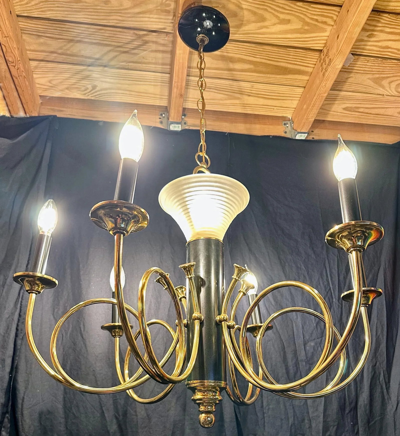 1980s Postmodern 7-Light Brass and Black Enamel French Horn Chandelier - 3